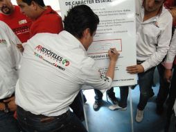 Aristóteles acudió a una comida a la que asistieron alrededor de 800 personas en donde firmó sus compromisos. ESPECIAL  /