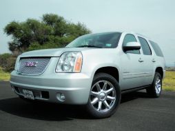 El brillo está presente en la parrilla y rines, algo característico en cualquier SUV de GMC.  /
