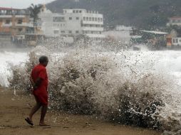 Un hombre hoy en las playas de Barra de Navidad, Jalisco. Se espera que el sábado ''Bud' se degrade a depresión tropical. EFE  /