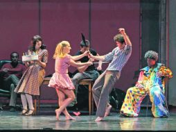 Los histriones sorprenden en el Teatro Degollado con sus acrobacias y la magia de que hacen gala.  /