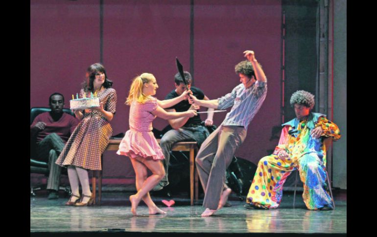 Los histriones sorprenden en el Teatro Degollado con sus acrobacias y la magia de que hacen gala.  /