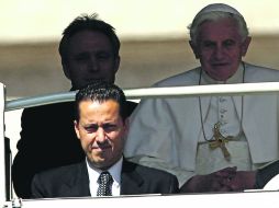 El mayordomo Paolo Gabriele (abajo a la izquierda) en foto de archivo en uno de los traslados de Benedicto XVI. REUTERS  /