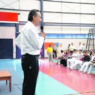 Ofrece apoyo a universitarios