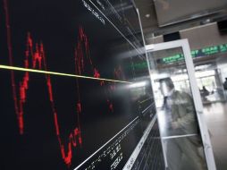 Un empleado camina por la entrada del edificio de la Bolsa de Atenas, Grecia. EFE  /