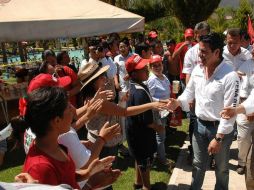 Aristóteles Sandoval saludando a sus simpatizantes en Ayotlán. ESPECIAL  /