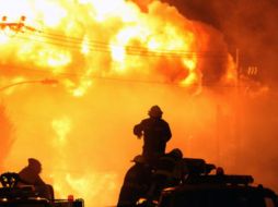 En el interior de dichas bodegas se encontraban un total de 30 vehiculos repartidores incendiados. ARCHIVO  /