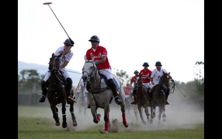 Imagen del partido entre el equipo Nespresso (Rojo) y Herradura (blancos).  /