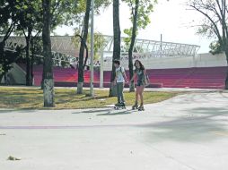 Algunos parques han acondicionado pistas para ofrecer a los patinadores un poco de diversión.  /