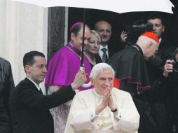 Paolo Gabriele protege a Benedicto XVI de la lluvia.- El mayordomo cuidaba del Papa desde 2006. AP  /