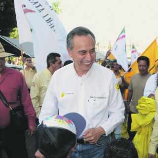 Fernando Garza escucha a vecinos de El Retiro