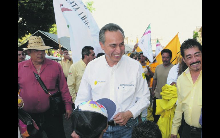 Garza tuvo ayer un encuentro ciudadano en la plaza de El Santuario, en donde escuchó las principales demandas de los vecinos. ESPECIAL  /