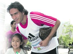 LA FIGURA. Aldo de Nigris fue de los jugadores más asediados por los aficionados en Nueva Jersey. MEXSPORT  /