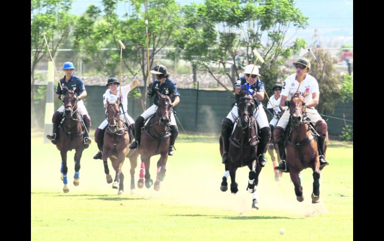 El conjunto local Moranza (azul marino) se impuso con marcador de 9-2 al equipo de Jack Daniel’s (blanco).  /