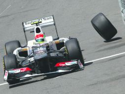 El bólido de Checo pierde uno de los neumáticos traseros luego de colisionar contra el muro. REUTERS  /