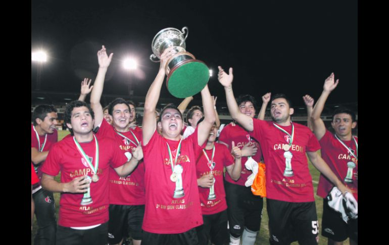 Los Zorritos celebran el título de campeones en casa de los Tecos.  /