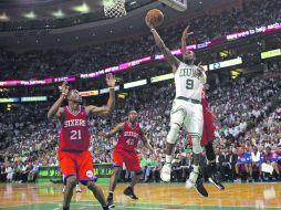LETAL. Rajon Rondo (9) anotó 18 puntos en el partido, la mayoría en el último cuarto.  /