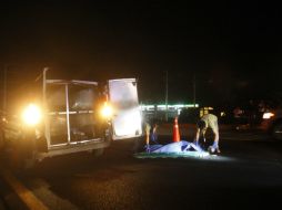 Personal del IJCF y del Ministerio Público realizó el levantamiento de los cuerpos, que fueron llevados a la morgue de la ZMG.  /