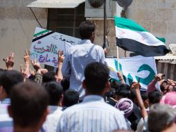 Algunos gritaron ayer consignas contra del gobierno mientras observadores de la ONU  inspeccionaron edificios al norte de Siria. EFE  /