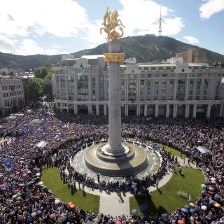 Miles se manifiestan contra presidente de Georgia