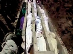 Imagen de un video publicado en Sham News Network en la que se muestran los cuerpos de sirios muertos en la matanza de Haula. EFE  /