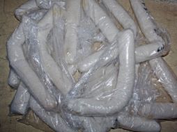 A uno de los suejteos se le aseguraron 69 envoltorios de plástico conteniendo gránulos cristalinos al parecer crystal. ARCHIVO  /