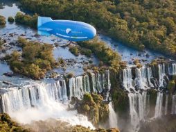 Una aeronave sobre vuela las cascadas de Iguazú, al anunciar las siete maravillas naturales de la fundación New7Wonders. REUTERS  /