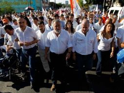 Enrique Alfaro Ramírez (d) encabezó esta tarde la marcha que se denominó por la paz y la esperanza.  /