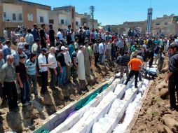 Entierro masivo de víctimas de la matanza en Siria. El Consejo de Seguridad de la ONU condenó hoy la masacre. REUTERS  /