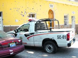 Así quedó la fachada de la Presidencia Municipal de San Cristóbal; los carros estacionados afuera también recibieron balazos.  /