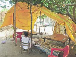 María Castellanos dice que no se atreve a entrar a dormir a su casa porque asegura que su vivienda se sigue derrumbando. EL UNIVERSAL  /