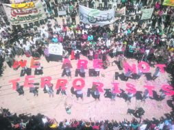 Opositores del régimen sirio forman la leyanda “no somos terroristas”, durante una protesta en la provincia de Idlib. AFP  /