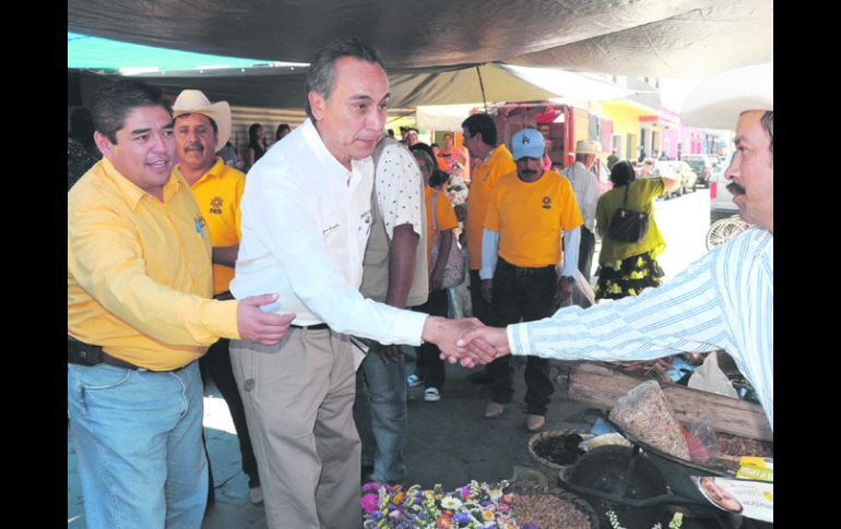 El candidato recorrió varios puntos del municipio, entre ellos el mercado. ESPECIAL  /