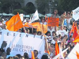 Simpatizantes de la candidatura de Enrique Alfaro, durante la marcha por la paz.  /