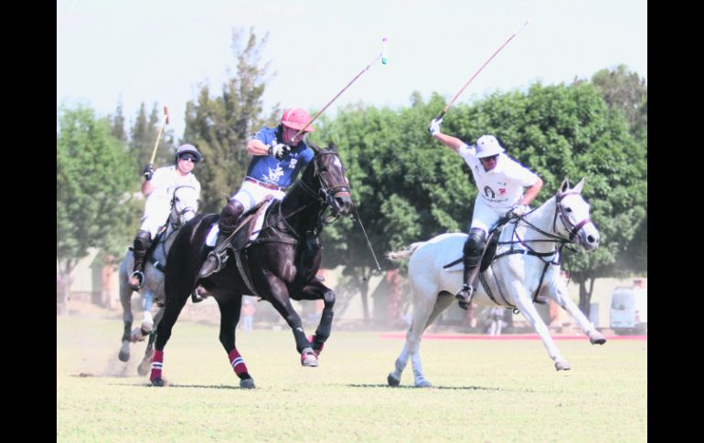 GUÍA. Ricardo Garibay (derecha), con tres anotaciones, condujo a Tequila Herradura a la corona.  /