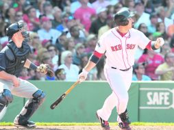 BAMBINAZO. El primera base mexicano Adrián González observa el jonrón que conectó en la séptima entrada. AFP  /