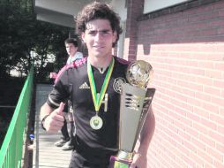 FESTEJO.  Antonio “Pollo” Briseño publicó en su cuenta de Twitter esta foto con el trofeo y la medalla  /