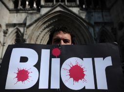 Un manifestante afuera de la Corte sostiene un letrero que llama ''mentiroso'' al ex primer ministro.  AFP  /