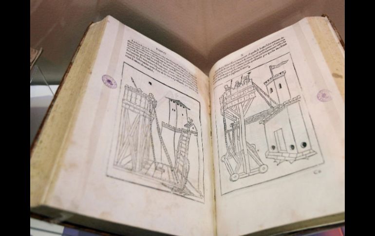 En la imagen, un códice de la muestra ''El imaginario de Leonardo. Códices Madrid de la Biblioteca Nacional de España''. EFE  /