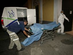 Personal del Servicio Médico Forense arribó hasta el lugar para trasladar el cadáver a la morgue municipal. ARCHIVO  /