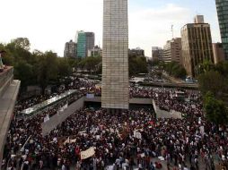 Unos 200 integrantes del movimiento ''#Yosoy132'' marchan hacia la Secretaría de Gobernación (Segob). ARCHIVO  /