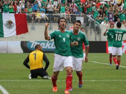El jugador mexicano, Aldo De Nigris (c), celebra una anotación ante Gales. EFE  /