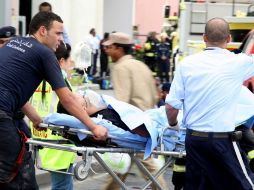 Miembros de los servicios de emergencia trasladan a uno de los heridos en el incendio del centro comercial Vilaggio de Doha, Qatar. EFE  /