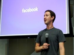 Mark Zuckerberg y Facebook buscan aumentar su presencia en telefonía e internet móvil. ARCHIVO  /