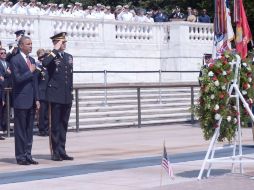 El mandatario encabezó por la mañana la tradicional ceremonia en el cementerio militar de Arlington. AFP  /