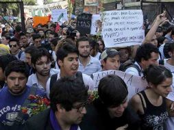 Integrantes de #Yosoy132 se manifiestan frente a la Segob, exigen que el debate sea transmitido en cadena nacional. EL UNIVERSAL  /