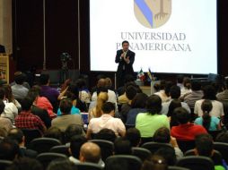 Aristóteles Sandoval durante un encuentro con jóvenes en la Universidad Panamericana. ESPECIAL  /