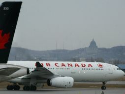 Testigos declararon que pudieron observar el motor derecho del avión de Air Canada arrojando humo y llamas. ARCHIVO  /