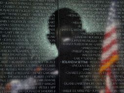 La sombra del presidente de EU, Barack Obama, al rendir homenaje a los soldados caídos en combate. REUTERS  /