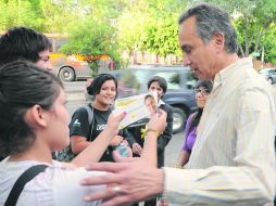 Fernando Garza realizó ayer un recorrido en la colonia Lomas de Zapopan, en donde tuvo contacto directo con vecinos. ESPECIAL  /