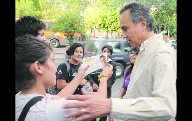 Fernando Garza realizó ayer un recorrido en la colonia Lomas de Zapopan, en donde tuvo contacto directo con vecinos. ESPECIAL  /